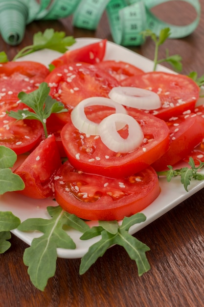 Tomates en rodajas espolvoreados con semillas de sésamo