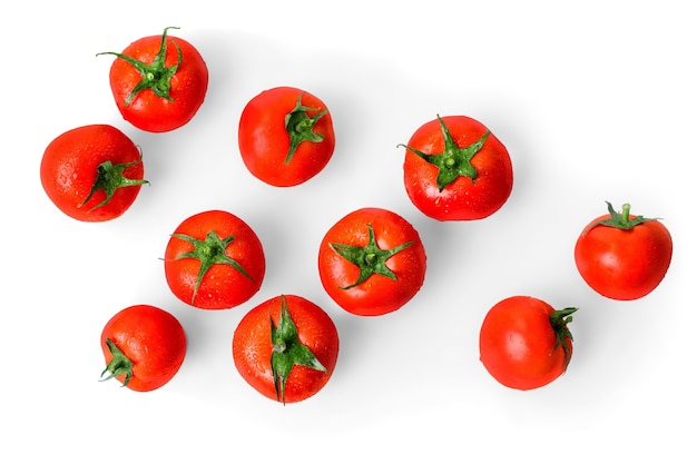 Tomates rojos aislados sobre un fondo blanco.