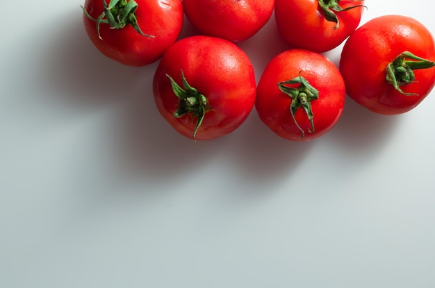 Tomates rojos aislados sobre fondo blanco.