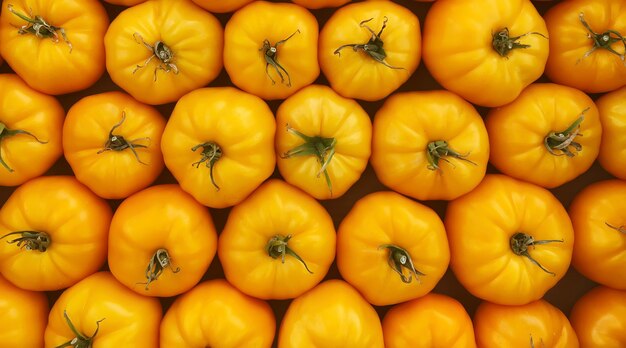 Tomates rojos y amarillos en cajas en el mercado de agricultores.enfoque selectivo.naturaleza