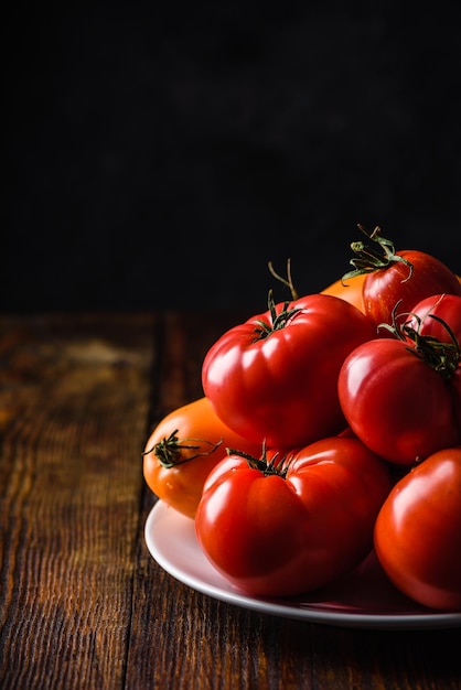 Tomates rojos y amarillos frescos en un plato