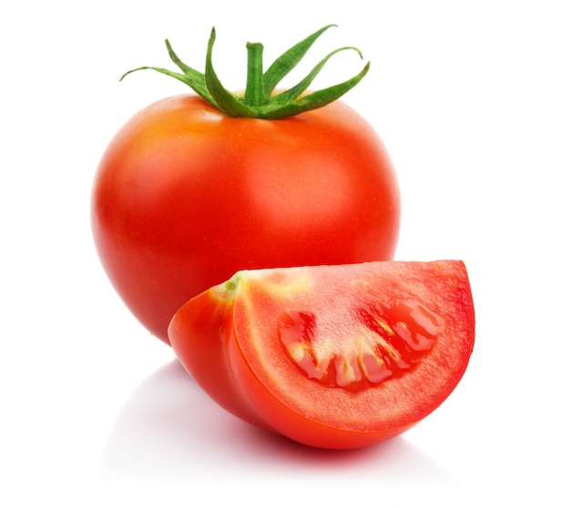 Tomates rojos con corte aislado en blanco