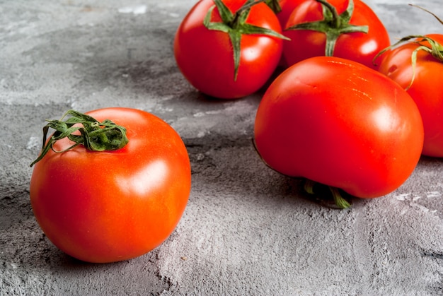 Tomates rojos crudos