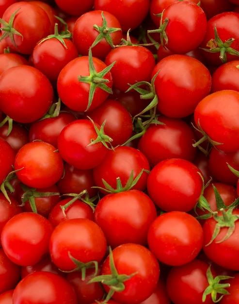 Tomates rojos deliciosos. Alimentación saludable.