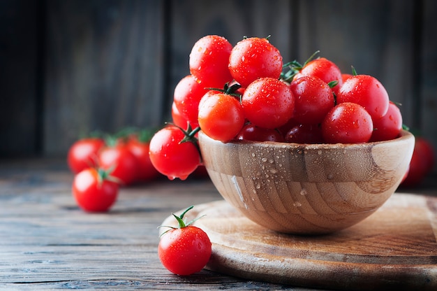 Tomates rojos dulces en la mesa de madera