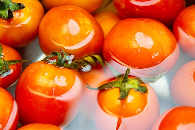 Foto tomates rojos empapados en agua