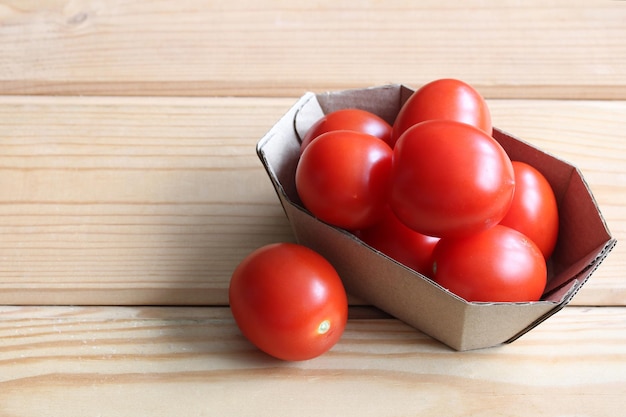 Tomates rojos en envases de cartón