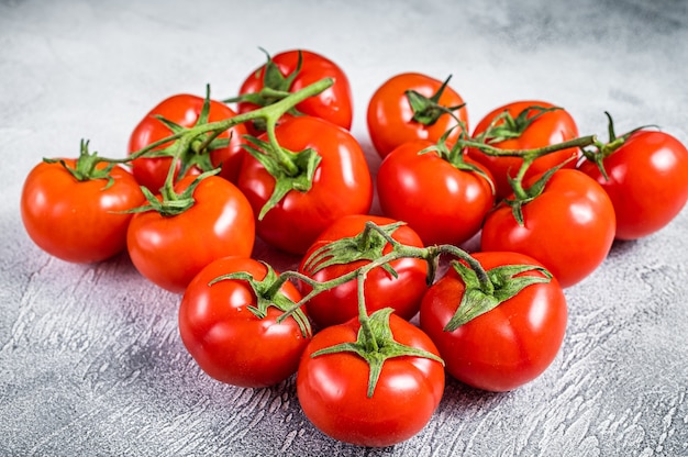 Tomates rojos frescos en la mesa de la cocina