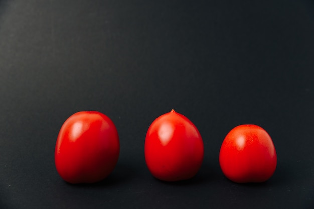 Tomates rojos frescos en la mesa