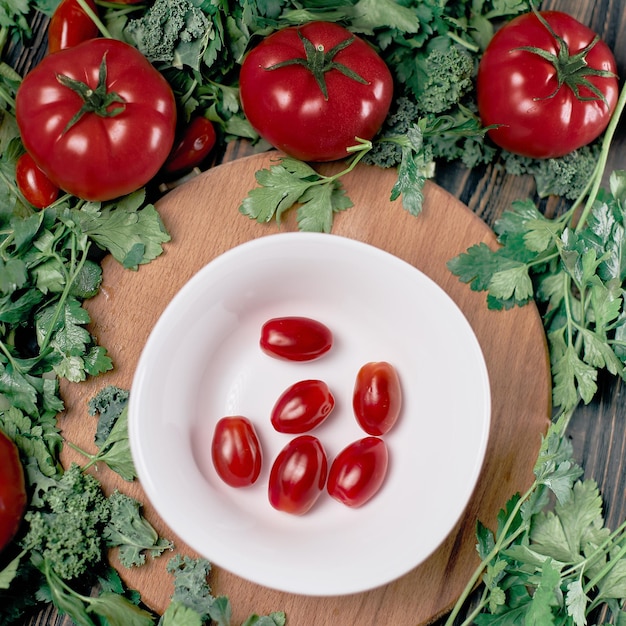 Tomates rojos frescos en un plato blanco