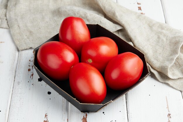 Tomates rojos frescos, primer plano de tomates frescos y maduros sobre fondo de madera