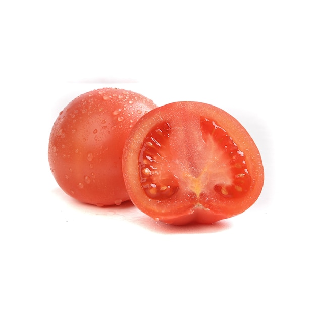 Foto tomates rojos frescos sobre fondo blanco.