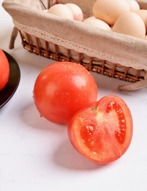 Foto tomates rojos frescos sobre fondo blanco.