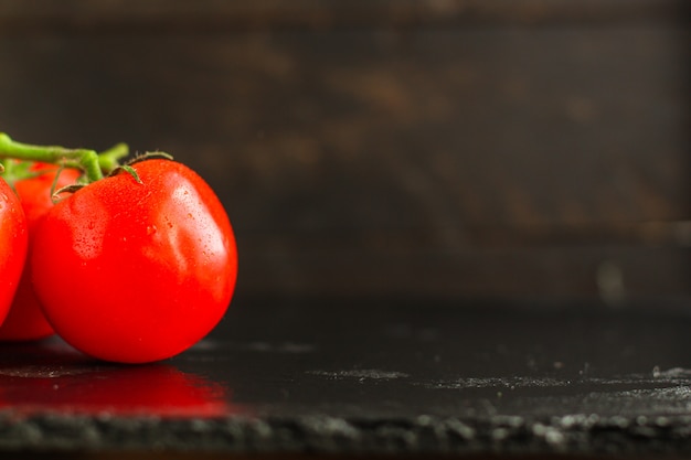 Tomates rojos frescos