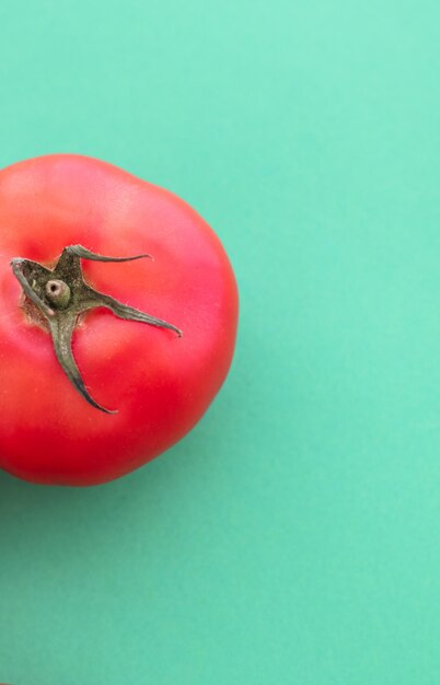 Tomates rojos maduros frescos en alimentos vegetales orgánicos de fondo verde