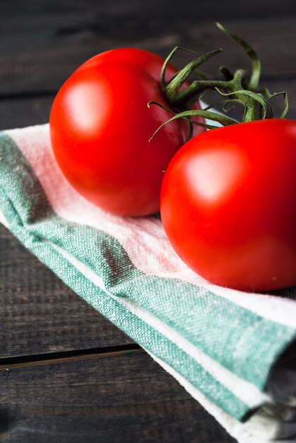 Tomates rojos maduros frescos en una rama