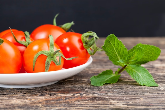 Tomates rojos maduros en un plato