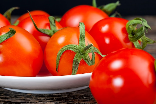 Tomates rojos maduros en un plato