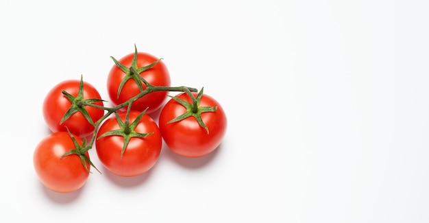 Tomates rojos maduros en una rama verde, vegetales saludables, espacio de copia