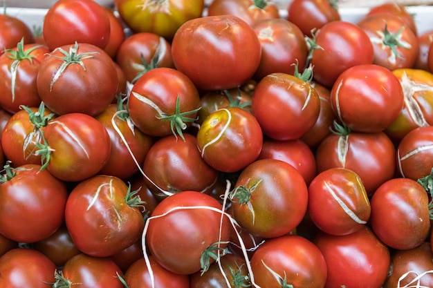 Foto tomates rojos en el mercado