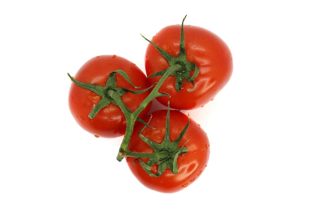 Tomates rojos en un racimo sobre un fondo blanco aislado con un fondo borroso