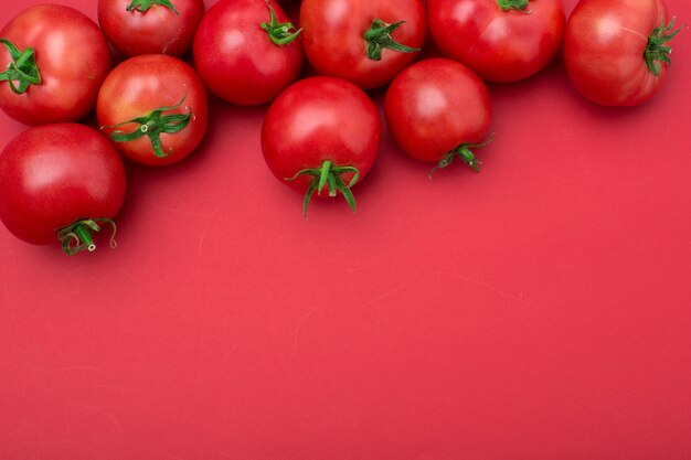 Tomates rojos sobre rojo