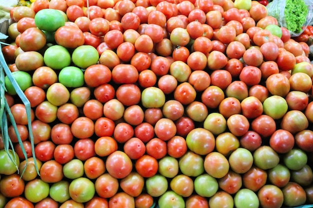 Tomates rojos a la venta en el mercado de verduras