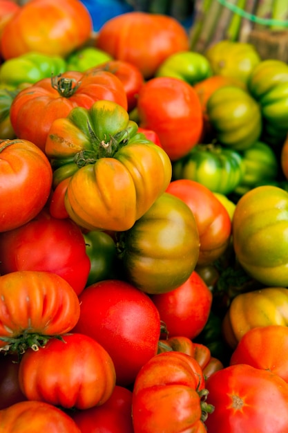 Tomates rojos y verdes en un mercado