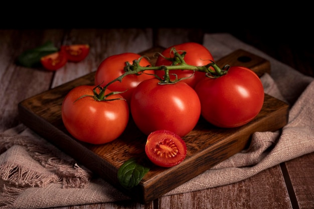 Foto los tomates rojos yacen sobre la mesa en la cocina