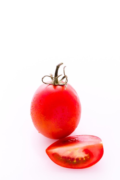 Tomates Roma orgânicos em fundo branco.