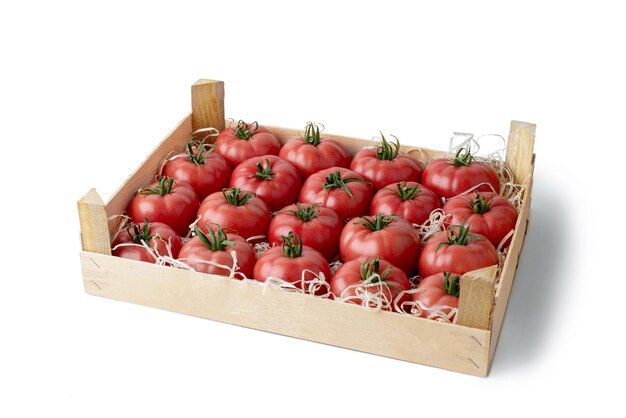 tomates rosados en una caja de madera