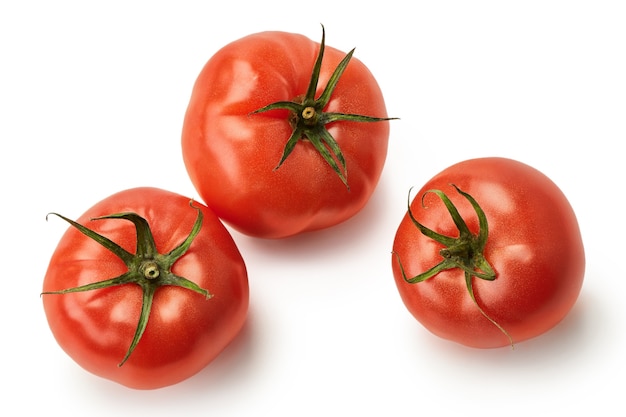 Tomates rosados jugosos frescos aislado sobre un fondo blanco de la cosecha de este año