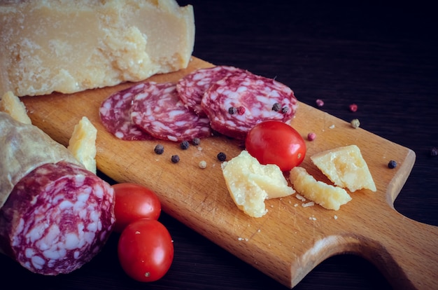 Tomates, salchichas y queso parmesano