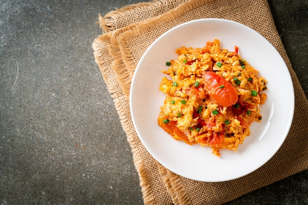 Tomates salteados com ovo ou ovos mexidos com tomate