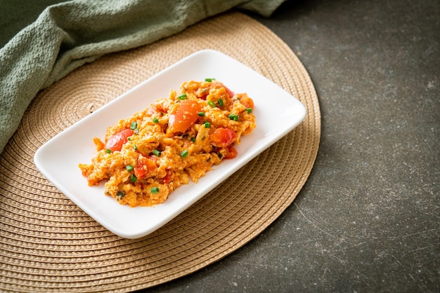 Tomates salteados com ovo ou ovos mexidos com tomate