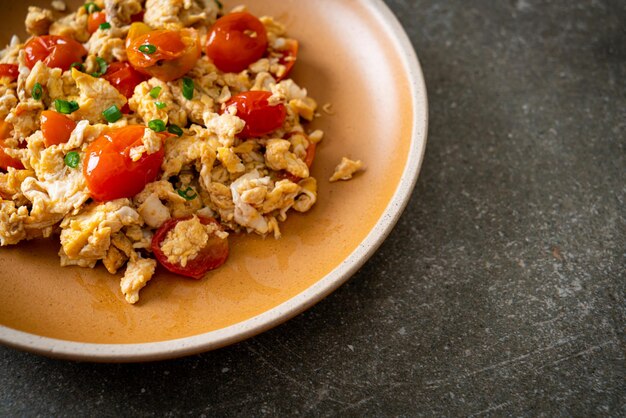 Tomates salteados con huevo en plato