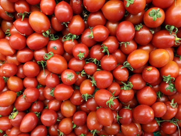 Tomates saludables en el mercado