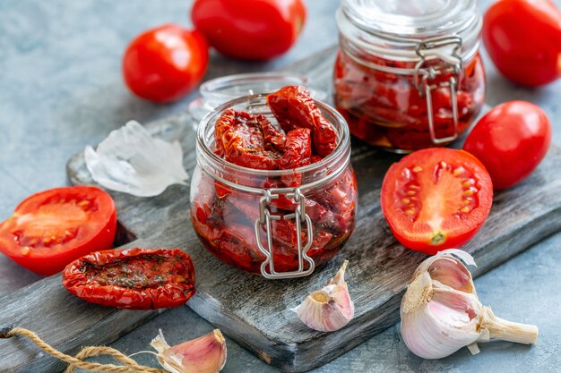 Tomates secados al sol y aceite en una jarra