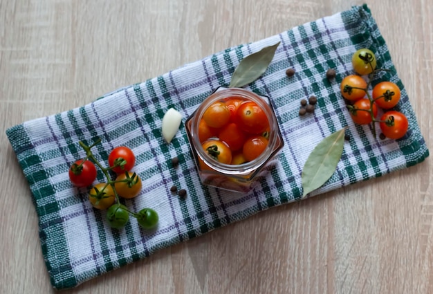 Tomates secados al sol caseros con aceite de oliva en un tarro de cristal