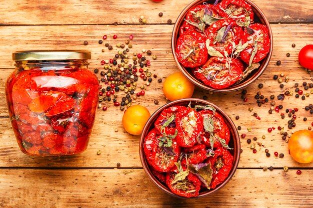 Tomates secados al sol con hierbas y especias