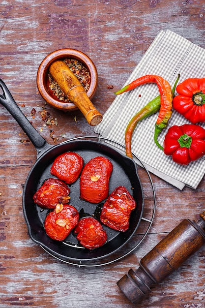 Foto tomates secados al sol en la sartén