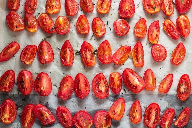 Tomates secos ao sol em papel manteiga branco vista de cima