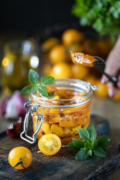 Tomates secos com azeite de oliva em uma jarra