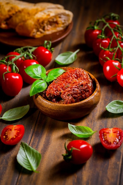 Tomates secos e em conserva com especiarias de ervas frescas e ciabatta de tomate