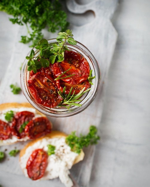 Tomates secos em uma jarra Baguete e ricota Cozinha italiana Bruschetta com tomates secos