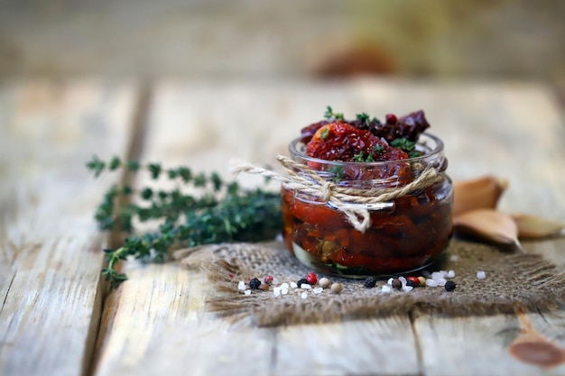 Tomates secos con especias y sal marina en tarro Cerrar