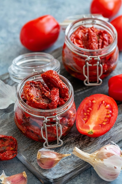 Tomates secos con hierbas y aceite de oliva