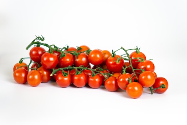 tomates sobre un fondo blanco, vista superior, flatley