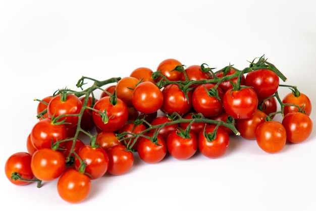 tomates sobre un fondo blanco, vista superior, flatley