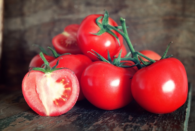 Tomates sobre fondo de madera